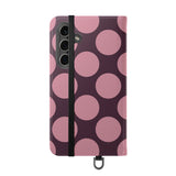 Samsung Galaxy S24 Cover i vegansk læder med pung - Pink Plum Polka Dot-design