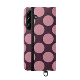 Samsung Galaxy S25 Plus-cover i vegansk læder med pung - Pink Plum Polka Dot-design