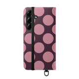 Samsung Galaxy S25-cover i vegansk læder med pung - Pink Plum Polka Dot-design